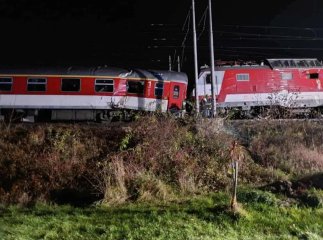 У сусідній Словаччині зіткнулись два пасажирські потяги: що про це відомо