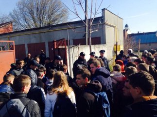 На місце протестів приїхала патрульна поліція і проводить "роз’яснювальну роботу" із студентами