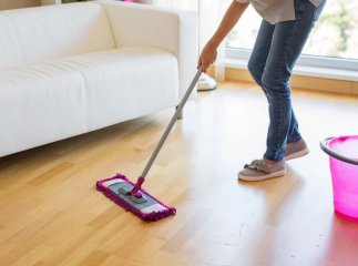 Треба змішати два інгредієнти: як і чим мити підлогу, щоб вона довго залишалась чистою