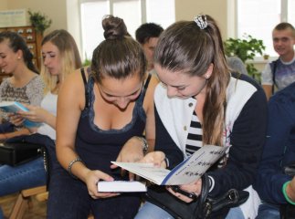 У Мукачеві відбувся флешмоб "Молодь читає"