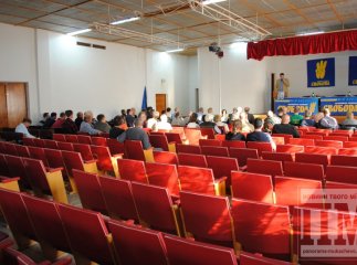 Олег Тягнибок виступає в "Латориці" при напівпорожньому залі (ФОТОРЕПОРТАЖ)