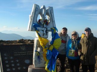 На Говерлі відновили пошкоджений вандалами тризуб