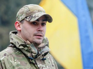 У Нижніх Воротах затримали Тараса Деяка. Алла Хаятова переконує, що через макет зброї, котру він віз на урок