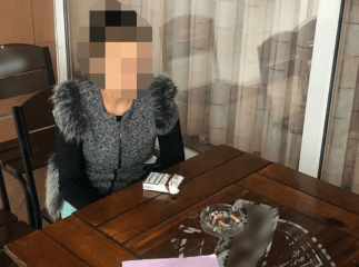 Агітувала голосувати за "потрібного" кандидата: закарпатку підозрюють у підкупі виборців