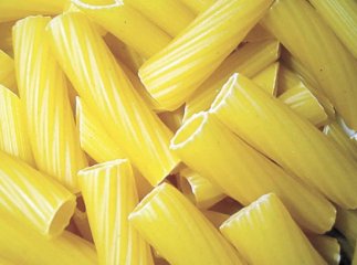 Німець не заявив тонну макарон на кордоні з Угорщиною