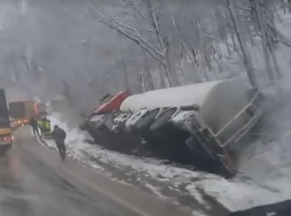 ДТП на трасі "Київ-Чоп" біля Сваляви: перекинулись бензовоз та вантажівка