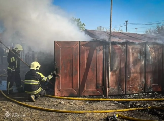 Пожежа в гаражі: рятувальники оперативно ліквідували загоряння
