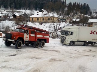 Рятувальники допомагають водіям, чиї автомобілі застрягли на перевалі
