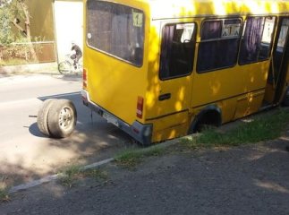 В Ужгороді у маршрутки під час руху відірвалися колеса