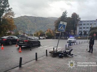 П’яний 21-річний юнак на мотоциклі врізався в авто: у важкому стані його забрали в лікарню