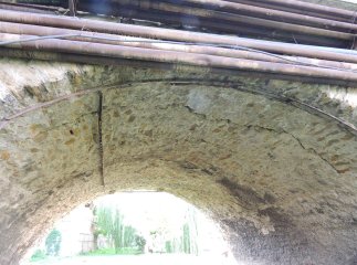 Керівництво Берегова занепокоєне тріщинами міського арочного мосту