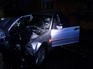 П’яний водій на "БМВ" в’їхав у бетонну огорожу