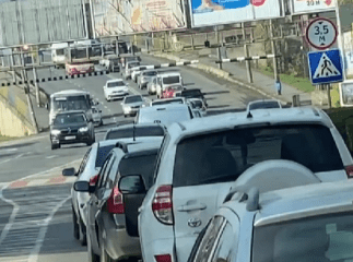 Утворились чималі затори: неподалік ринку "ГІД" трапилась аварія