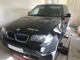 Чоловік «підкачав» колеса «BMW X3» сигаретами