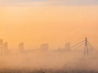 Хмари подекуди будуть жовтуваті, а дощ — «брудним»: в Україну знову занесло пил із Сахари
