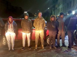 Група чоловіків та жінка погрожували закарпатцю розправою, якщо він не віддасть їм гроші