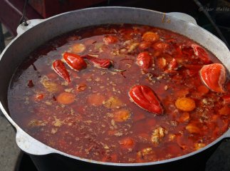 Зіркова закарпатка на шпальтах глянцю поділилась з українцями рецептом бограчу