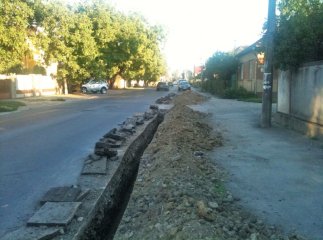 На одній із вулиць Мукачева міняють труби (ФОТО)