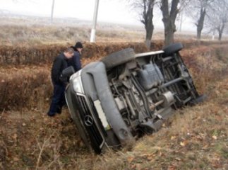 Біля Мукачева мікроавтобус “Мерседес” злетів у кювет: вісім людей постраждало (ФОТО)