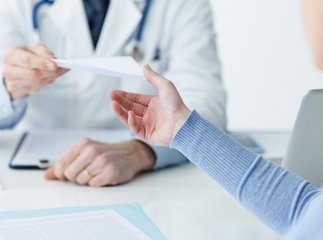 У медичних закладах Ужгорода почали видавати лікарняні листи