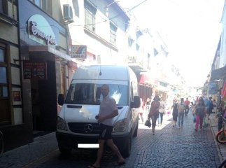 Муніципальні поліцейські Мукачева оштрафували «Мерседес», який заїхав на пішохідну зону