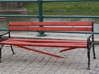 У центрі Ужгорода вандали понищили лавиці