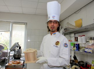 Ужгородський кондитер, у минулому військовий кухар, розробив рецепт батончика для українських солдат (ВІДЕО)