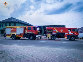 У Тячеві велика пожежа: вогонь гасили 12 рятувальників У Тячеві велика пожежа: вогонь гасили 12 рятувальників