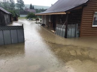 На Рахівщині затопило селище