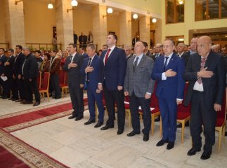 Керівник румунської фірми, що ремонтує дороги на Закарпатті, отримав відзнаку від Геннадія Москаля