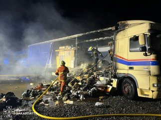 На світанку спалахнула вантажівка в Мукачеві
