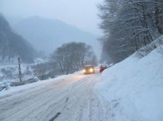 На Рахівщині комунальники розчистили дорогу від лавини