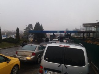 На КПП "Ужгород" утворилася чимала черга з автомобілів