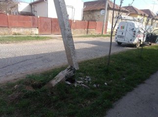 У Мукачеві автівка знесла електричну опору