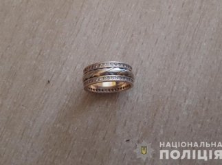 Хлопець схопив колишню дівчину за руку, стяг із пальця золоту каблучку і втік