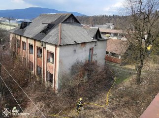У Сваляві горіла закинута багатоповерхова будівля