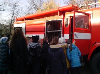 Виноградівські рятувальники вчили школярів безпеки поведінки та гасінню умовної пожежі