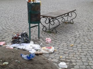 Центр Берегова потрохи перетворюється на сміттєзвалище: ніхто площу не прибирає, сміття не вивозиться (ФОТО)