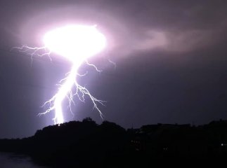 Блискавки над Ужгородом: у мережі показали світлини вчорашньої негоди