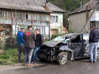 Неподалік Рахова автомобіль вдарився в електроопору і перекинувся в кювет