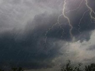 Синоптики попереджають про грози та град