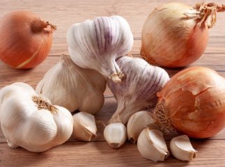 Цибуля і часник виростуть ще більші: чим підживити рослини саме у червні