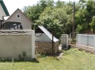 Війна сусідів: клаптик землі став приводом для сварки (ВІДЕО)