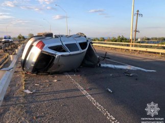 Авто перекинулось на дах: неповнолітній водій скоїв аварію