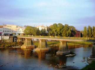 Люди стурбовані появою невідомої плями на річці Уж