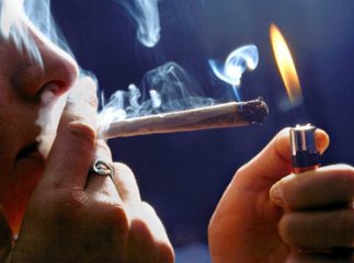 Іршавські оперативники затримали жінку, яка курила марихуану на автобусній зупинці