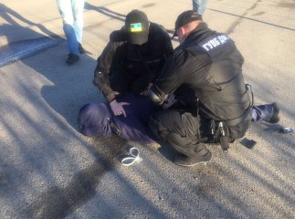 На КПП "Тиса" затримали митника при отриманні 500 доларів хабара