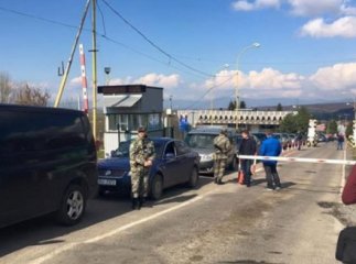 Словаччина та Румунія призупинили пропуск легкових авто у бік України через акцію “пересічників”