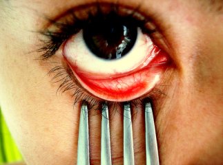 У Виноградові вітчим встромив в око 20-річного пасинка виделку