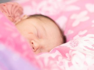 Народжуваність на Закарпатті усе падає — скільки дітей приходять у світ у Мукачеві та Ужгороді